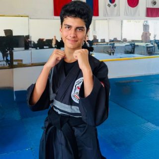 Te presentamos a Orlando René Zelaya orgullo Félix 🙌🏻

Orlando es el primer alumno en obtener Cinta Negra de Arte Marcial Limalama entrenando con el Maestro Sotero Guevara Cinturón Negro 6ºgrado Limalama.

Todo su entrenamiento se llevó a cabo en las clases extracurriculares que ofrece nuestro Colegio para los alumos y que Orlando de manera destacada y viviendo los valores de respeto, perseverancia, dedicación y un alto nivel de compromiso que nuestro Colegio fomenta, al cabo de cuatro años hoy logra ser cinta negra.

Torneos en que nos ha representado por destacar algunos: SAMOA 2024, KOA MALAMA 202, IMUA Hermandad 2026 en el que obtuvo 🥇 en pelea continua. Actualmente se prepara para el Torneo Nacional KEY KAMEHAMEHA a realizarse en Zacatecas del 26 al 28 de junio, torneo en el que además de representar a nuestro Colegio será parte de la Delegación de Tamaulipas.

Joven destacado, familiar y lleno de cualidades, hoy le aplaudimos de pie a Orlando, su familia y a su entrenador. #100%orgulloFelix