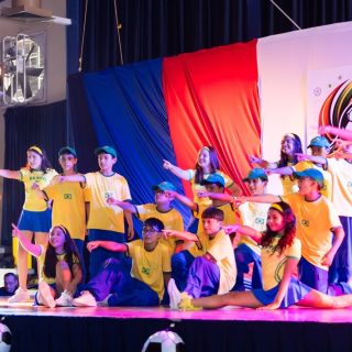 Festival primaria 2026 “Pasión Mundialista”⚽️✨

Festejar a Papá y Mamá es el mejor motivo para unir familias y disfrutar el talento de nuestros artistas. 

Cada sonrisa arriba y abajo del escenario nos llena el alma 🥰🤩 Compartimos momentos vividos este 28 de mayo 🙌🏻

#Primaria #Festival #EducandoEnValores