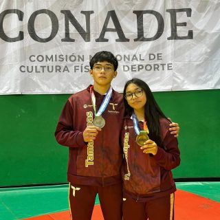 Alberto y Cristina Zamora Moctezuma, grandes promesas del judo nacional🥋🤩
En el mes de mayo se llevó a cabo la Olimpiada Nacional CONADE 2026 en la ciudad de Mérida, Yucatán, en la cual Cristina se coronó campeona nacional🥇 tras imponerse a las representantes de Colima, Monterrey, Ciudad de México, Querétaro y Oaxaca. Con técnica, disciplina y determinación nuestra estudiante de secundaria levantó muy orgullosa El Oro👏🏻
Por su parte, Alberto en la categoría de Cadetes Sub-18 división 66kg obtuvo la presea de plata🥈 tras importantes victorias frente a competidores de Baja California, Campeche y Chiapas y en la final se enfrentó al representante de Chihuahua.
Felicitamos a Cristina y Alberto, además de a su familia y su entrenador Eduardo Araujo por el alto nivel de disciplina en judo que han alcanzado ambos atletas🥳 Alumnos y jóvenes responsables, familiares y llenos de valores son #orgulloFélix✨
#FomentandoElDeporte #Secundaria #Prepa #Competencia