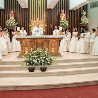 Nuestros alumnos de cuarto de primaria recibieron la más hermosa invitación de Jesús para ser su mejor amigo, es un banquete de amor en donde el Señor se hace presente para alimentarlos, escucharlos y acompañarlos siempre.
Recordemos a nuestros niños, con nuestro testimonio de Fe, que Jesús se quedó en la Eucaristía porque nos ama 🙏🏻