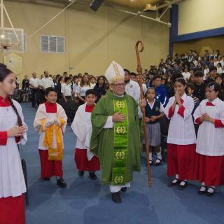 Celebrando en casa nuestros primeros 85 años de servicio a la educación🤩💙
Este lunes 5 de octubre, nuestro Obispo, Sr. Margarito Salazar Cárdenas, ofició la Eucaristía en acción de gracias con la comunidad estudiantil y posteriormente hicimos recorrido a todas las secciones: Preparatoria, Secundaria, Primaria y Preescolar para tomar la foto del recuerdo y compartir la alegría del festejo.
#85Aniversario #SomosFélix #ColegioCatólico