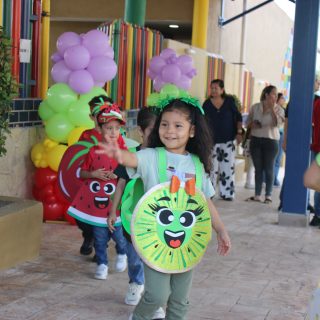 El Desfile de las frutas y verduras más lindas del mundo🥰

Acompañemos a nuestros niños a vivir y conocer la importancia de una rica y sana alimentación.

#Preescolar #Desfile #FrutasyVerduras #EducandoEnValores